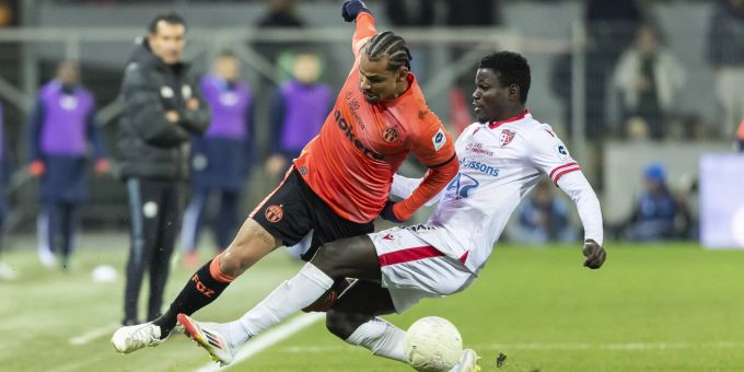 Juan Jose Perea vom FCZ im Duell mit Sions Gora Diouf. FC Zürich