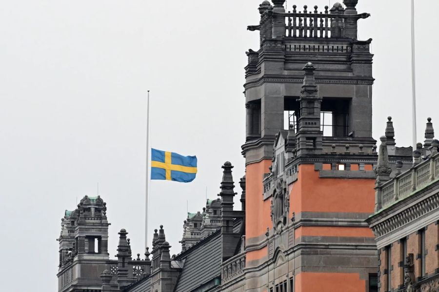 Die Flagge des Regierungsbüros in Stockholm weht auf Halbmast.