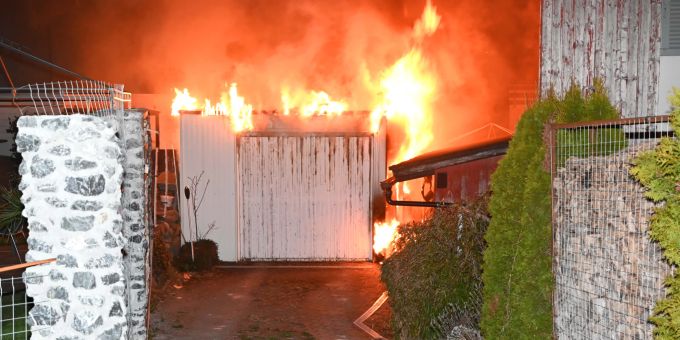 Flawil SG: Garage mit Lieferwagen in Brand geraten. Flawil SG