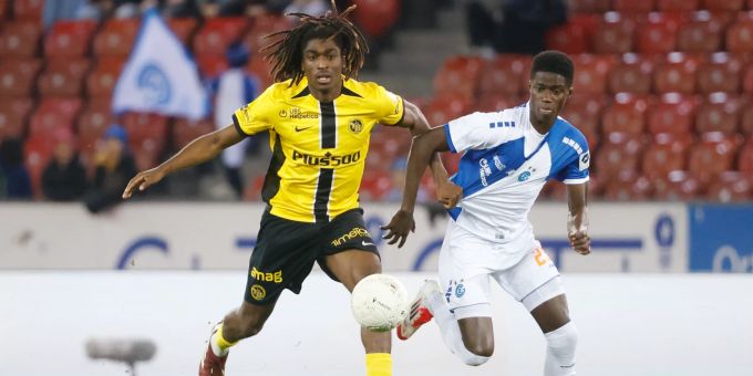Tanguy Zoukrou (YB) gegen Adama Bojang (GC) in der Super League. YB GC Super League