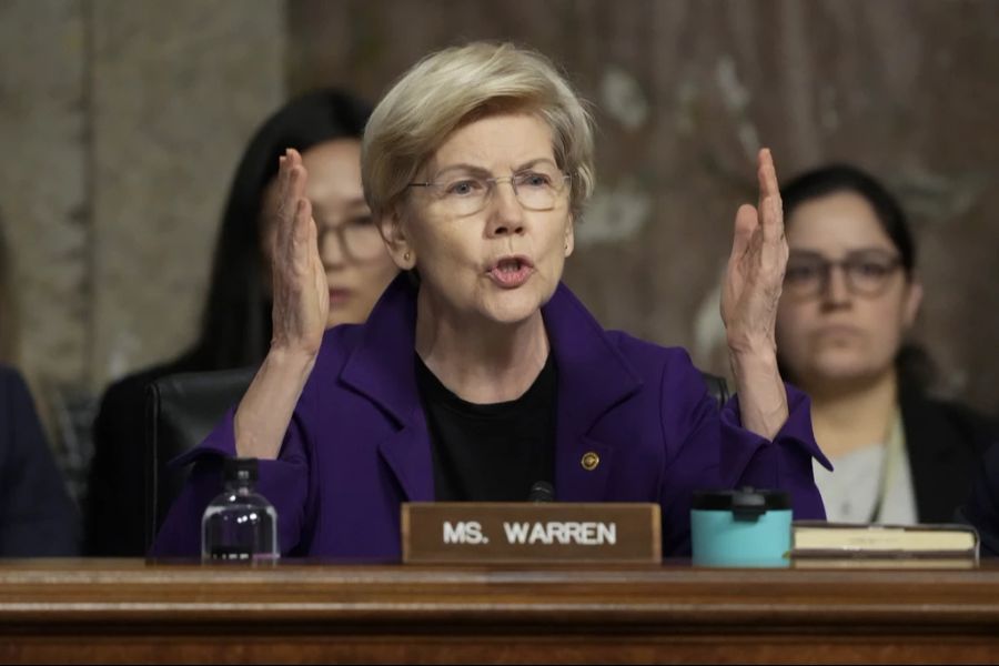 Senatorin Elizabeth Warren spricht im Kapitol in Washinton bezüglich Hegseths Nominierung als Verteidigungsminister der USA.