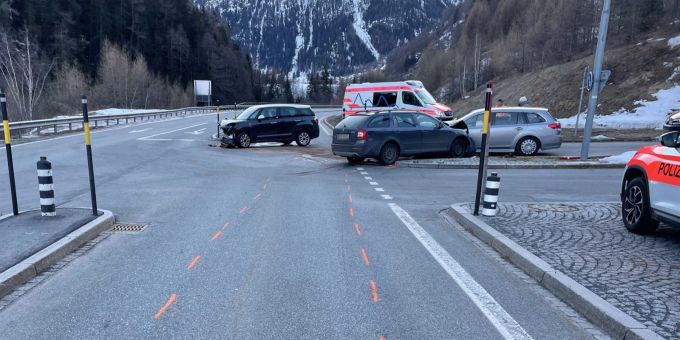 Susch: Kollision mit drei Personenwagen. Susch: Kollision