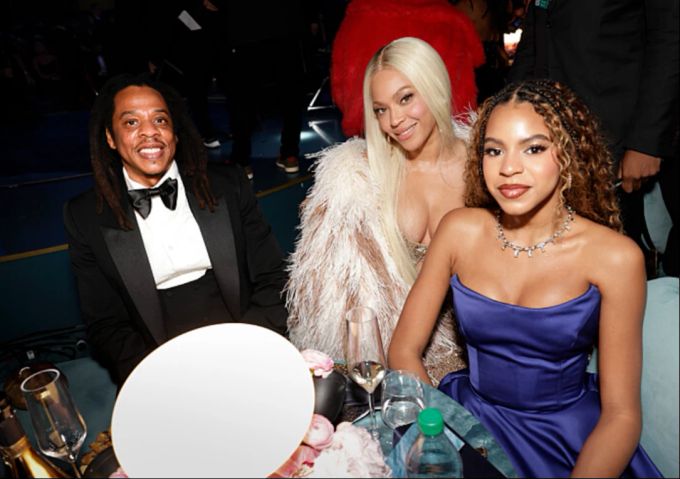 Blue Ivy rundete ihren Look mit Schmuck und einem festlichen Make-up ab. Blue Ivy