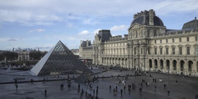 Schweizer müssen künftig für einen Besuch im Louvre tiefer in die Taschen greifen. louvre