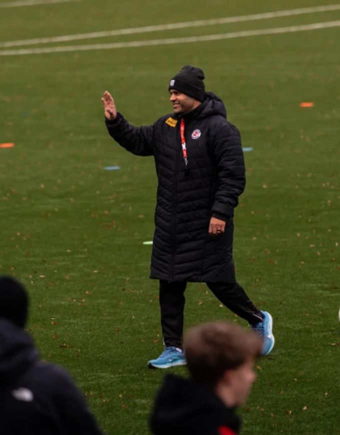 Uli Forte leitet sein erstes Training beim FC Winterthur. FC Winterthur