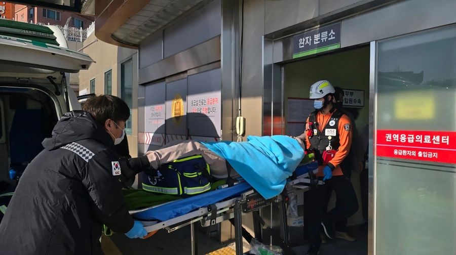 Ein nach einem Flugzeugabsturz gerettetes Opfer wurde in ein Spital transportiert. Insgesamt haben nur zwei Menschen überlebt.