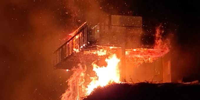 Ferienhaus in Pany in Vollbrand. Brand in Pany