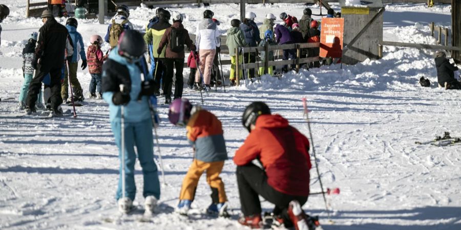 Besonders in diesen Tagen mit den vielen Leuten muss vorsichtig sein, wer auf der Piste unterwegs ist. (Symbolbild)