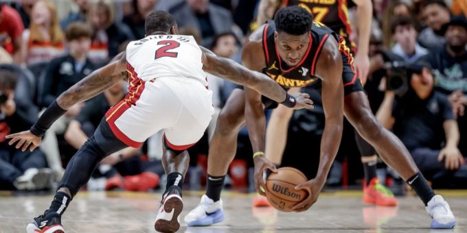 Clint Capela feiert einen Sieg gegen Miami Heat. clint capela nba
