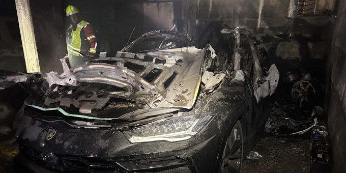 Zahlreiche Autos wurden durch den Brand beschädigt.