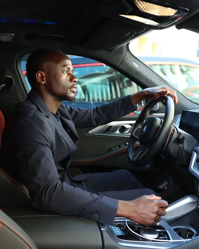 Auch Sadio Mané scheint das neue Auto zu gefallen. Sadio Mané