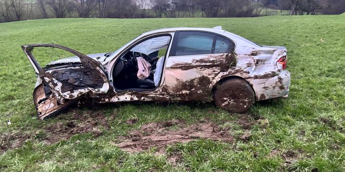 Beim Selbstunfall wurden zwei Personen verletzt. Selbstunfall
