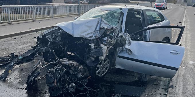 Istighofen TG - Heftige Kollision zwischen Auto und Lastwagen