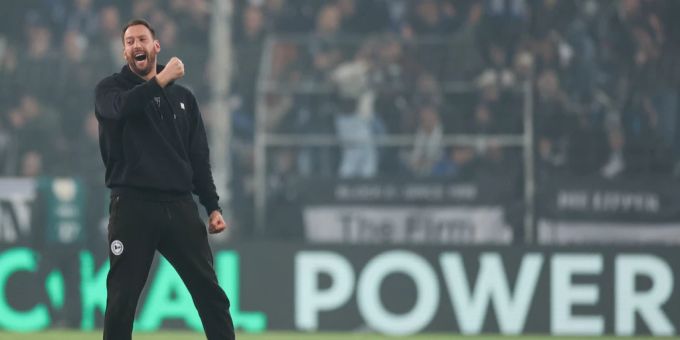 Feiern erlaubt: Bielefelds Trainer Mitch Kniat ist in Partylaune. biele