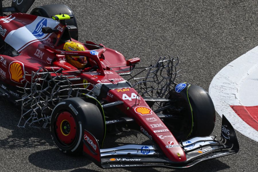 Lewis Hamilton (Scuderia Ferrari) am Steuer des SF-25 beim Vorsaison-Test der Formel 1 in Bahrain.