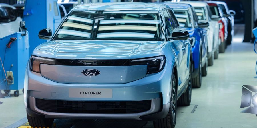 Ford Elektroautos vom Typ Explorer stehen beim Produktionsstart in der Halle. (Archivbild)