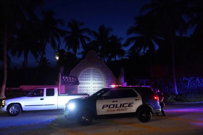 Ein Polizeiauto steht vor der Trump-Residenz Mar-a-Lago, während einer Razzia des FBI auf der Suche nach unrechtmässig entwendeten Geheimdokumenten. Mar-a-Lago Geheimdokumente FBI Razzia