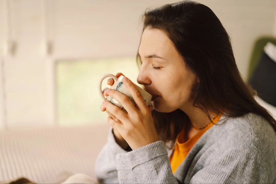 Frau trink Tee aus einer Tasse