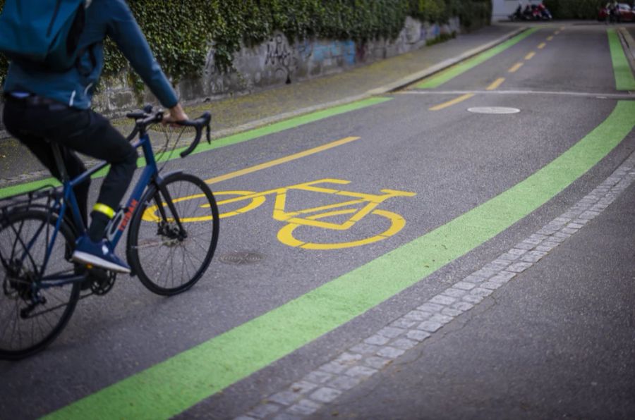 So sieht die Velovorzugsroute zum Beispiel auf der Mühlebachstrasse in Zürich aus.