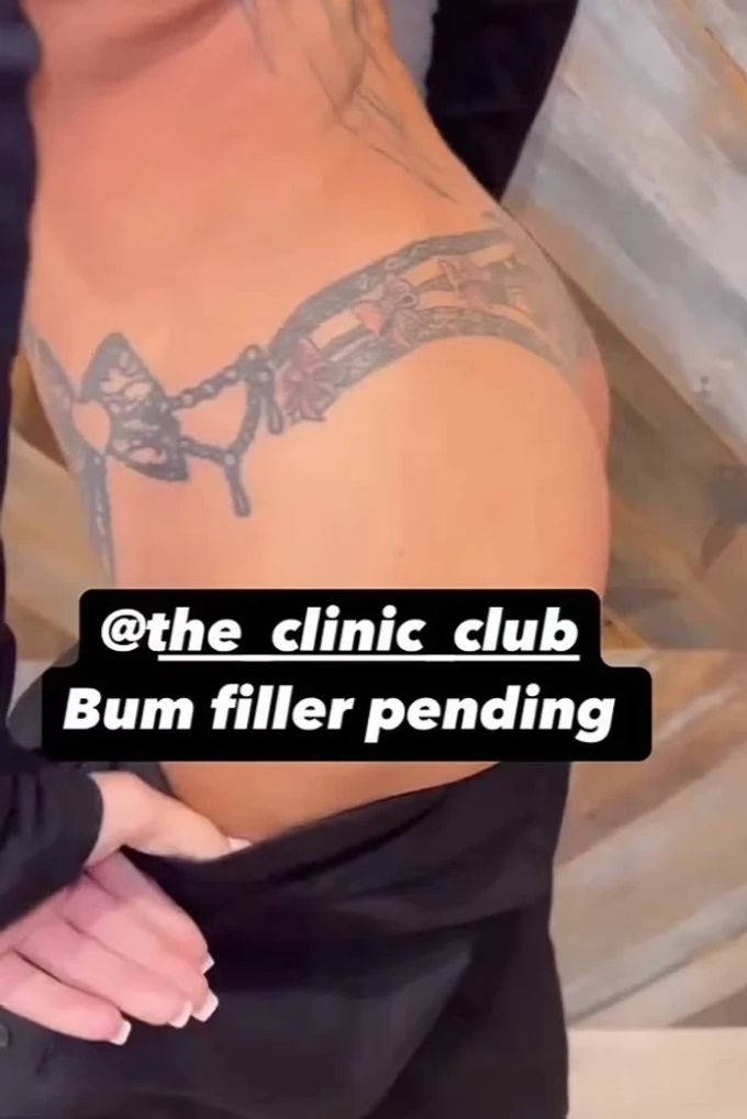 Hier streckt das Model ihren «schlaffen Hintern» unverblümt in die Kamera. Katie Price