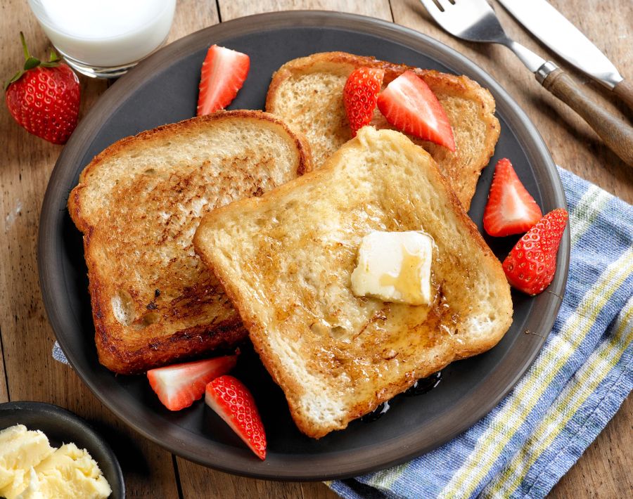 French Toast mit Butter und Erdbeeren