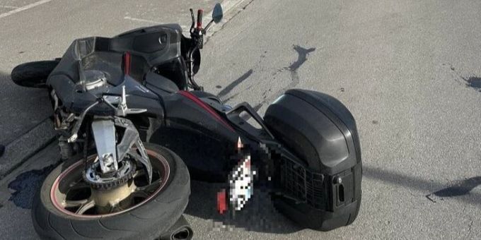 Bülach ZH: Töfffahrer bei Selbstunfall verletzt. Bülach ZH