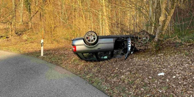 Dornach SO - Auto prallt bei Selbstunfall in Baumstrunk