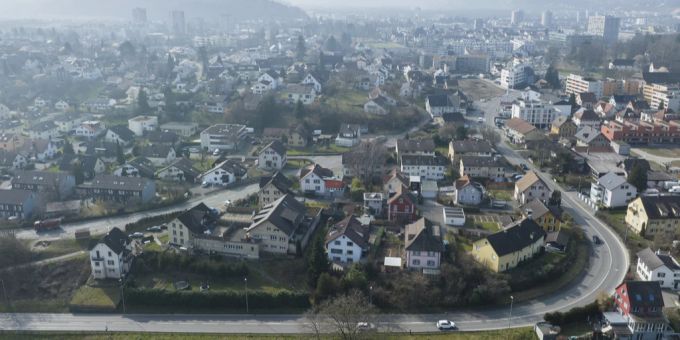 In Windisch AG hatte der verkleidete Mann seine Ehefrau angehalten und auf sie geschossen. Mann Polizist Ehefrau geschossen