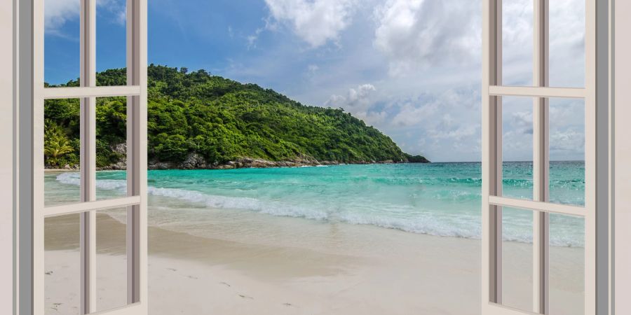 Zimmer mit Traumblick auf Meer und Strand.