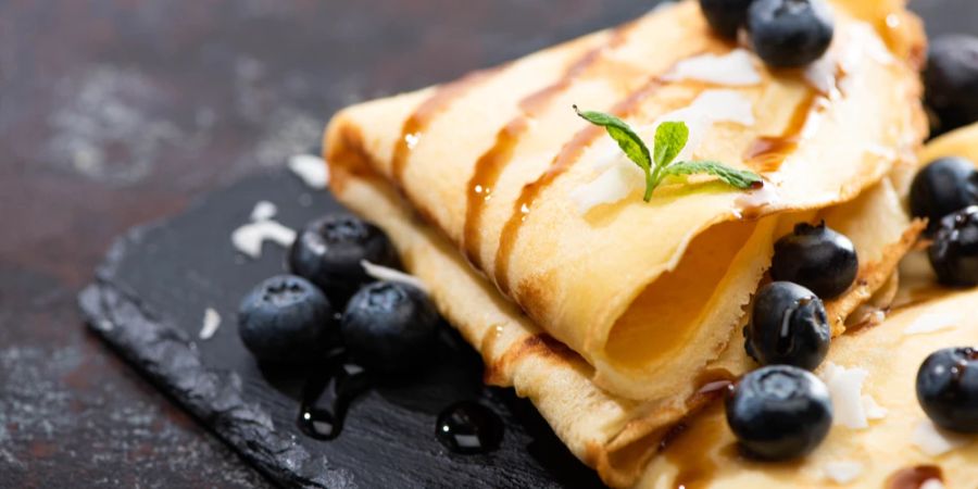 Crêpes Blaubeeren serviert