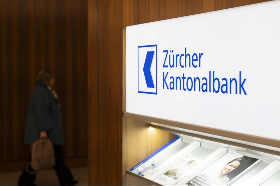 Mitarbeitende der Zürcher Kantonalbank mit mindestens 50 Prozent Beschäftigungsgrad können ein bis zwei Tage pro Woche von zu Hause aus arbeiten, was seit Juni 2022 transparent in den Anstel