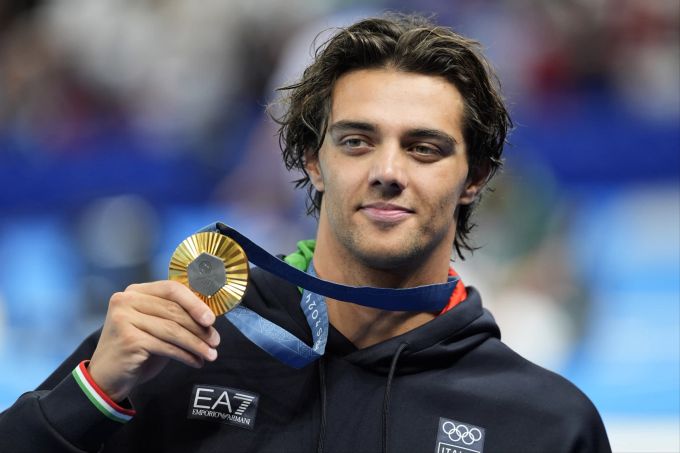 Thomas Ceccon holte bei Olympia 2024 die Goldmedaille über 100 m Rücken. Thomas Ceccon Olympia 2024