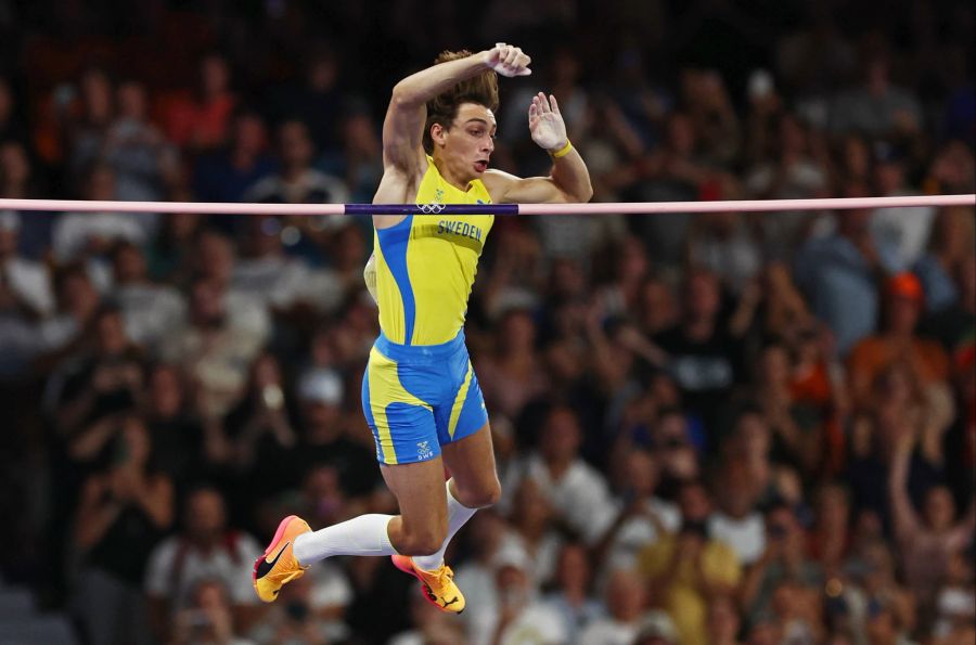 epaselect epa11528884 Armand Duplantis of Sweden clears the bar at 6.25m to set a new world record in the Men Pole Vault final of the Athletics competitions in the Paris 2024 Olympic Games, at the Stade de France stadium in Saint Denis, France, 05 August 2024.  EPA/ANNA SZILAGYI