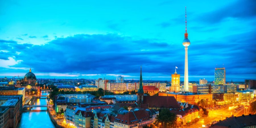 Nachtsicht auf Berlin Fernsehturm Spree