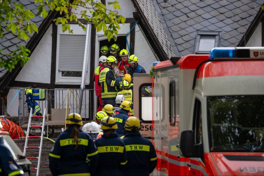 Rettungskräfte retten Verschüttete aus dem Gebäude. Harald Tittel/dpa