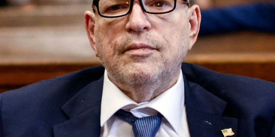 Der 72-jährige Weinstein war bei der kurzen Gerichtsanhörung im Rollstuhl sitzend anwesend.