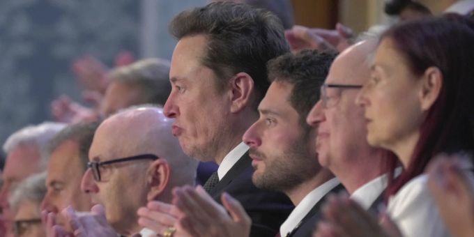 Elon Musk applaudiert Benjamin Netanjahu bei dessen Rede im US-Kapitol. Elon Musk applaudiert