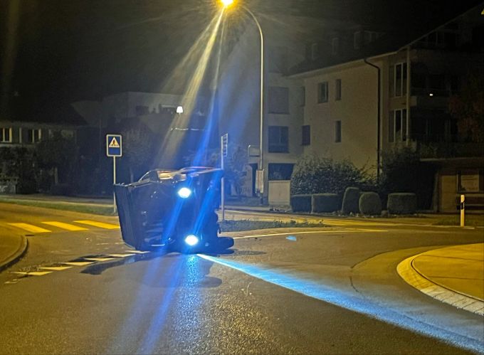 Auto kippt bei Selbstunfall in Schenkon. Selbstunfall in Schenkon.
