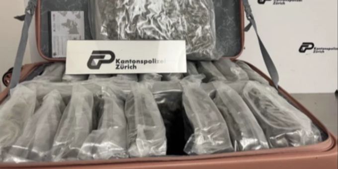 Zürich Flughafen - Brite (27) reist mit 18 Kilo Marihuana im Koffer