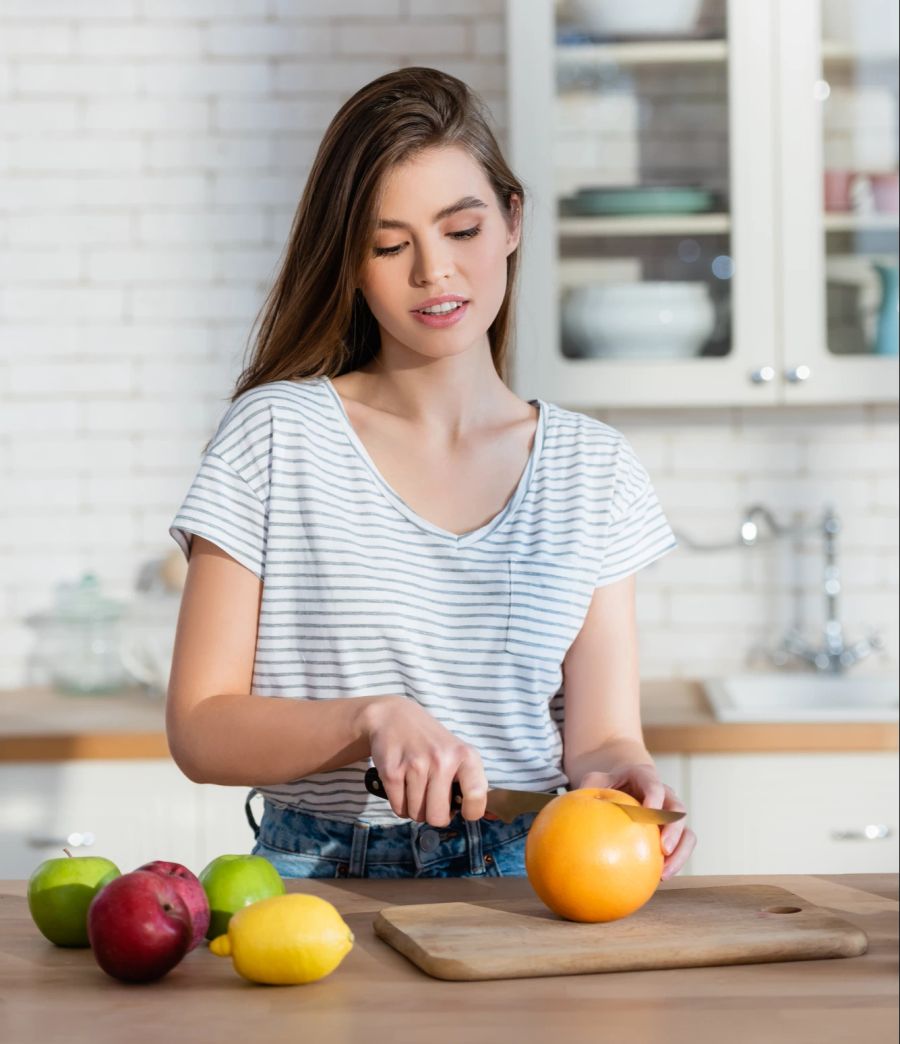 Frau, Küche. gesund, Obst