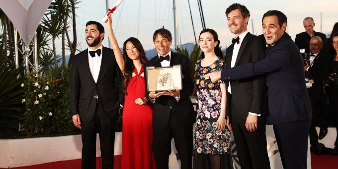 Das Filmteam mit der Goldenen Palme. (Archivbild) Gao Jing/XinHua/dpa 77. Filmfestspiele von Cannes - Preisverleihung
