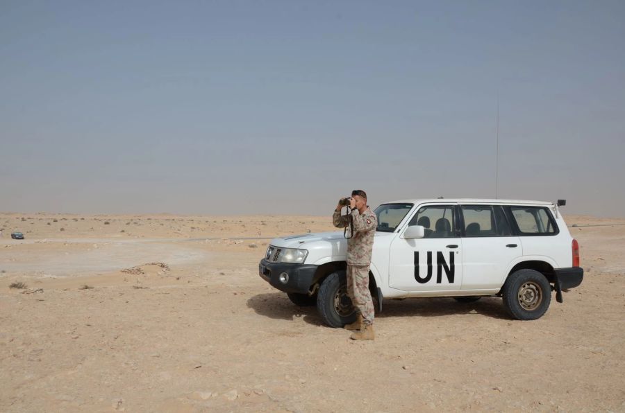 Ein Schweizer Militärbeobachter in der UNO-Mission MINURSO beobachtet in der Pufferzone zwischen der Westsahara und Marokko die Verkehrsachse für die Exportgüter Marokkos.