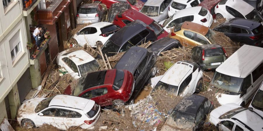 Beim Unwetter in Spanien rissen die Wassermassen Autos, Bäume und Häuser mit sich.