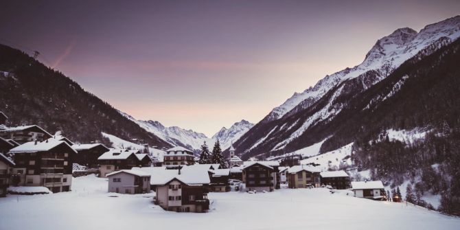 Dorf Schnee Berge Dämmerung