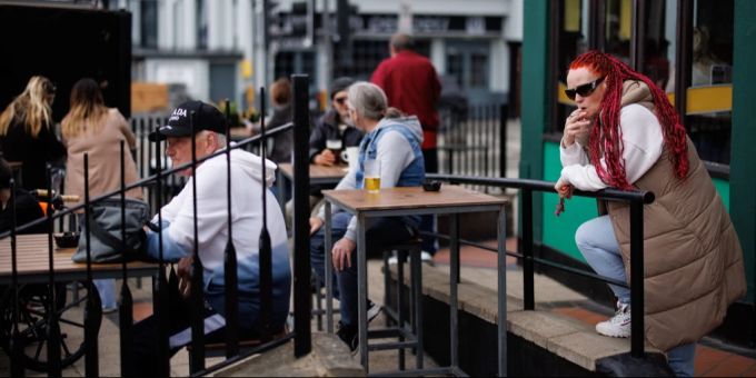 In England wird über ein Rauchverbot im Freien diskutiert. Damit dürfte auch in Restaurants auf der Terrasse nicht mehr gequalmt werden. England Rauchverbot