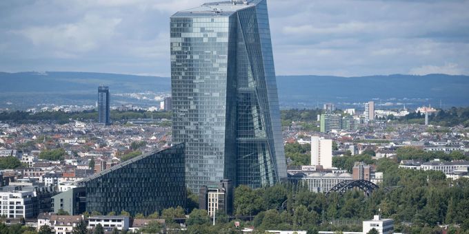Die EZB könnte nach acht Zinssenkungen wegen dem Zollstreit und sinkender Inflation pausieren. (Archivbild) EZB