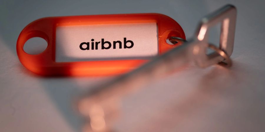 Achtung vor Betrugsversuchen bei Airbnb-Buchungen: Wenn eine Unterkunft Kontakt per E-Mail verlangt, handelt es sich oft um eine Betrugsmasche.