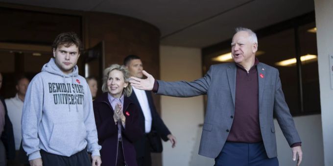 Tim Walz mit seinem Sohn Gus vor dem Stimmbüro. Walz