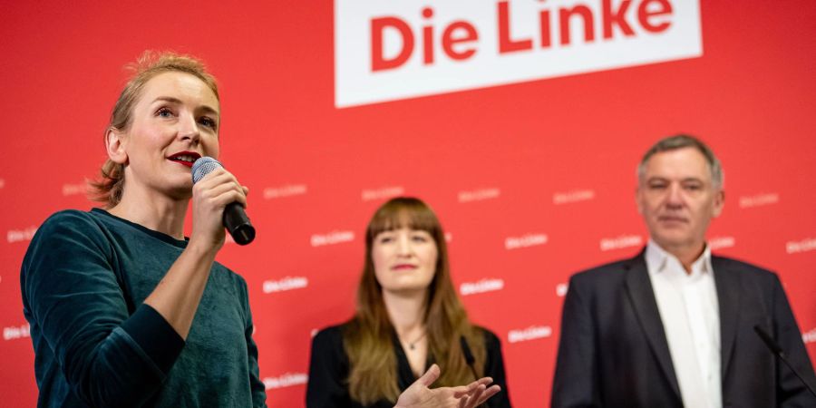 Heidi Reichinek (Mitte) und Jan van Aken treten für die Linke bei der Bundestagswahl an. Das gab die Parteivorsitzende Ines Schwerdtner (l.) bekannt.