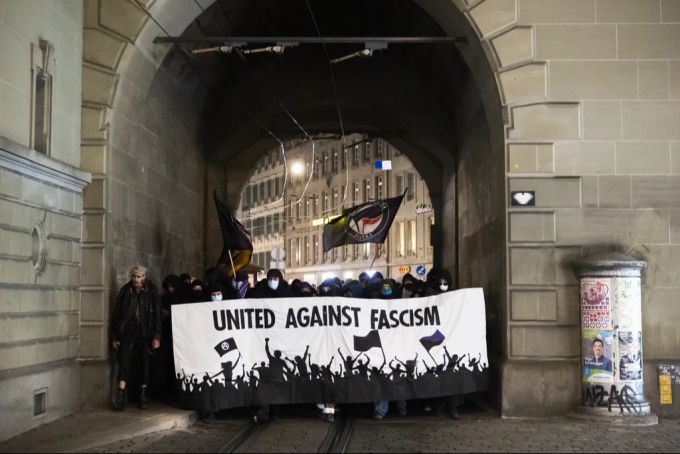 Die Polizei liess die unbewilligte Kundgebung gegen Faschismus in Bern gewähren. bern